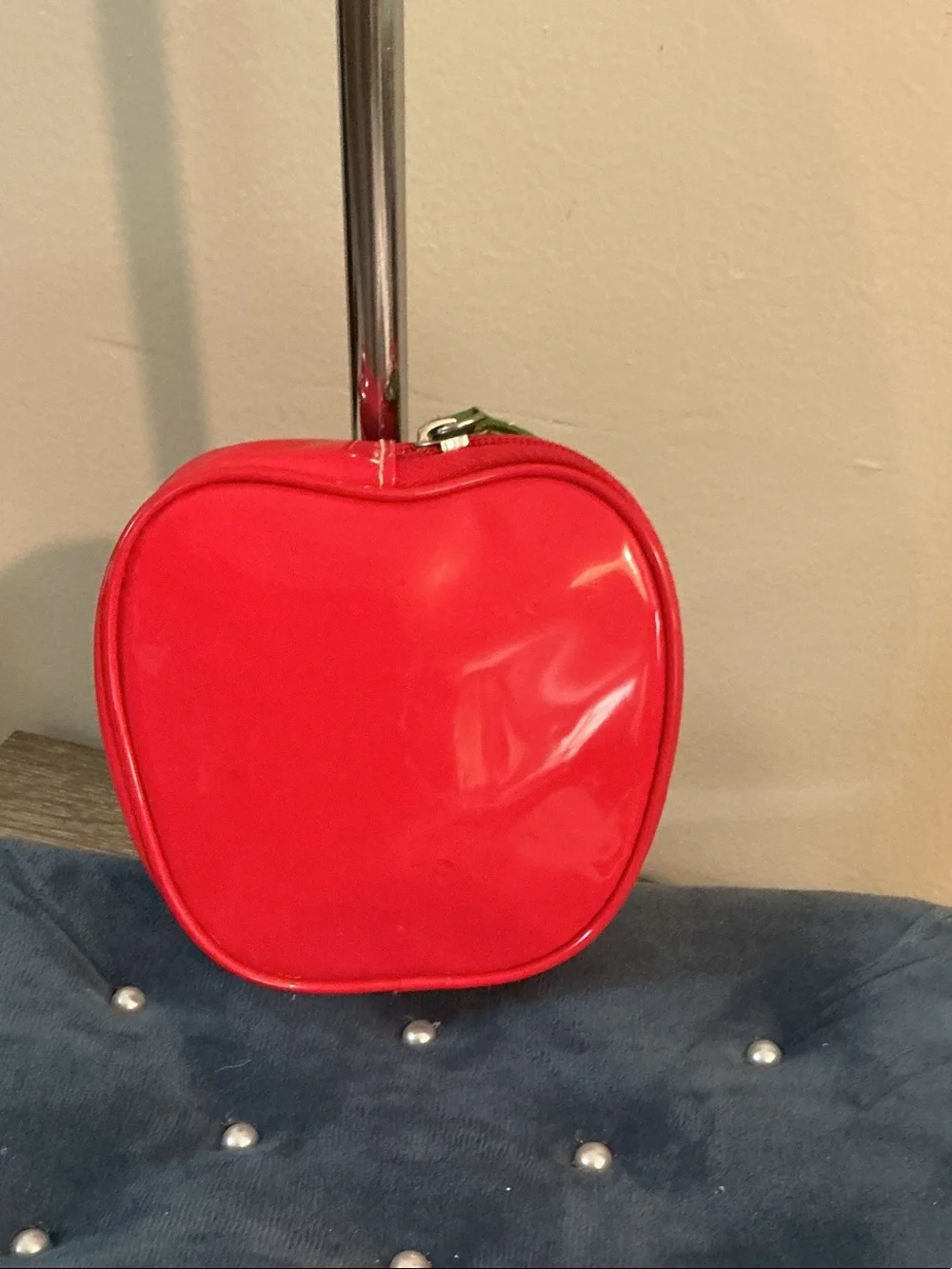 Clinique 1990’s Red Apple-Shaped Cosmetic Pouch with Green Leaf Zip Pull EUC
